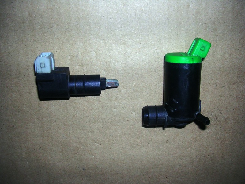 Niveau Pompe Lave-vitre 01.jpg