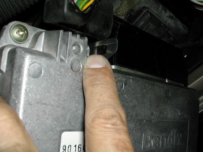 Fixation connexion calculateur.JPG